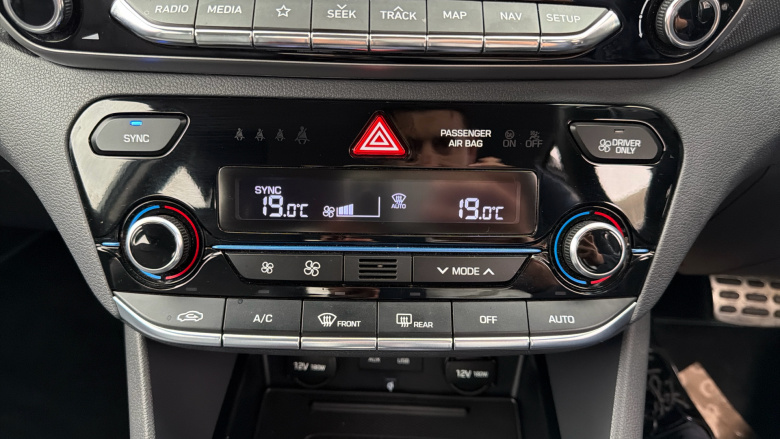 Hyundai IONIQ 1.6 GDi Plug-in Hybrid Premium SE 5dr DCT Hatchback